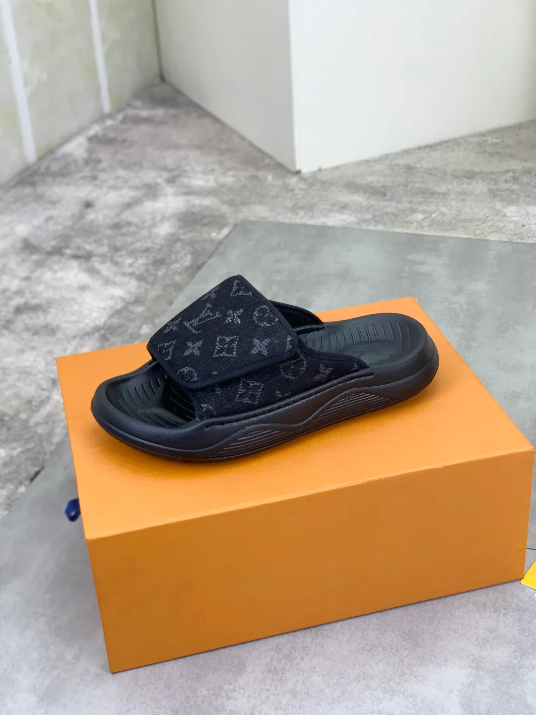 Men's shoes 💰P320💰【New style】🆘 Original quality 【LOUIS VUITTON】The popular Louis Vuitton LV men's slippers on the official website are on sale simultaneously! Original fabric imported from Italy. Original bottom provided by the original factory. Number of yards: 38-44 (customized to 45). Multiple colors to choose from. Fully packaged drawer box.